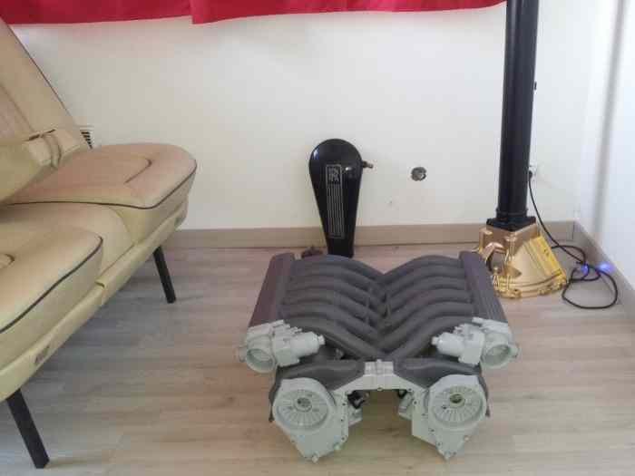 Pour décoration haut moteur V12 BMW 1