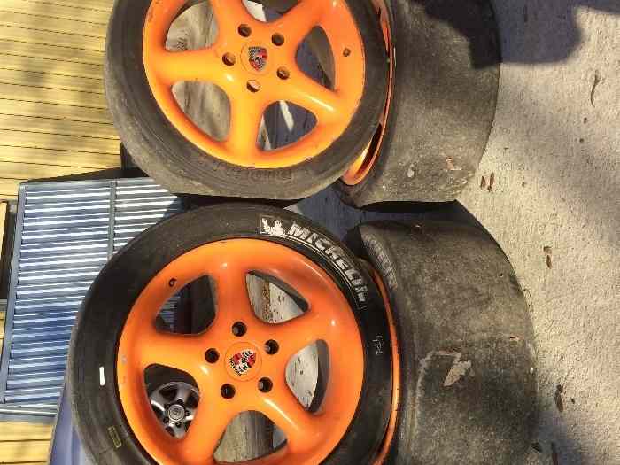 porsche 911 / 944  jantes alu en 18 monté avec pneu sliks 0