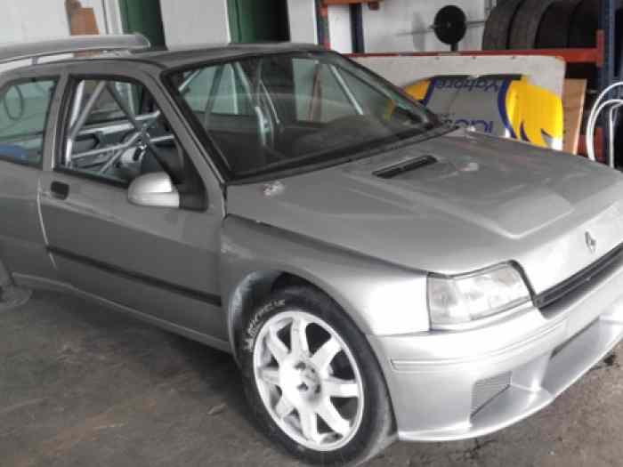 VENDS CLIO MAXI MOTEUR 211 CV  BON PRIX 0
