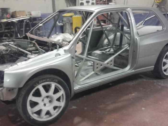 VENDS CLIO MAXI MOTEUR 211 CV  BON PRIX 1