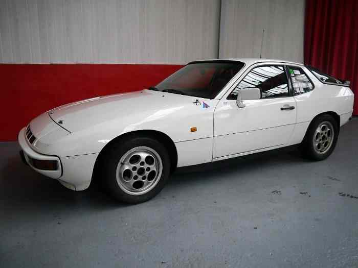 PORSCHE 924 Turbo 0