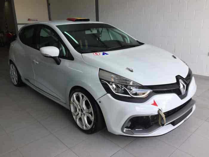 Se vende Clio IV X98 Cup mejorado para montaña 0