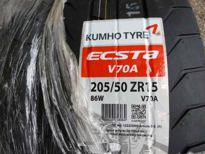 2 pneus Kumho V70A 205/50/15 neufs
