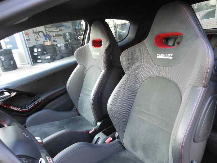208 GTi 30Th Noir et rouge coupe franche 3