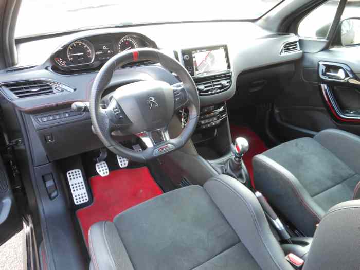 208 GTi 30Th Noir et rouge coupe franche 2