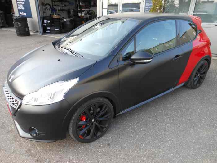 208 GTi 30Th Noir et rouge coupe franche 0