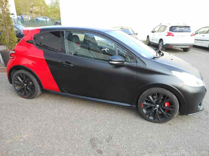 208 GTi 30Th Noir et rouge coupe franche 1
