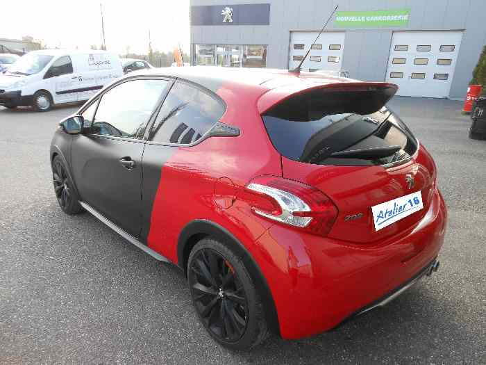 208 GTi 30Th Noir et rouge coupe franche 4