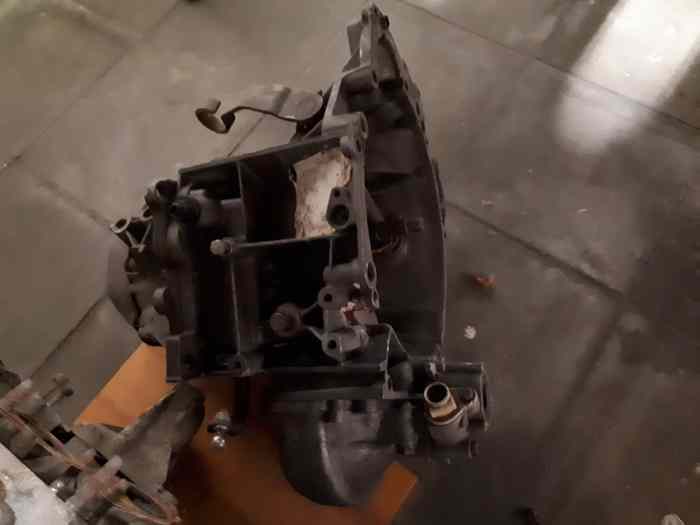 Caisse 205 GTI avec papiers + Pieces 4