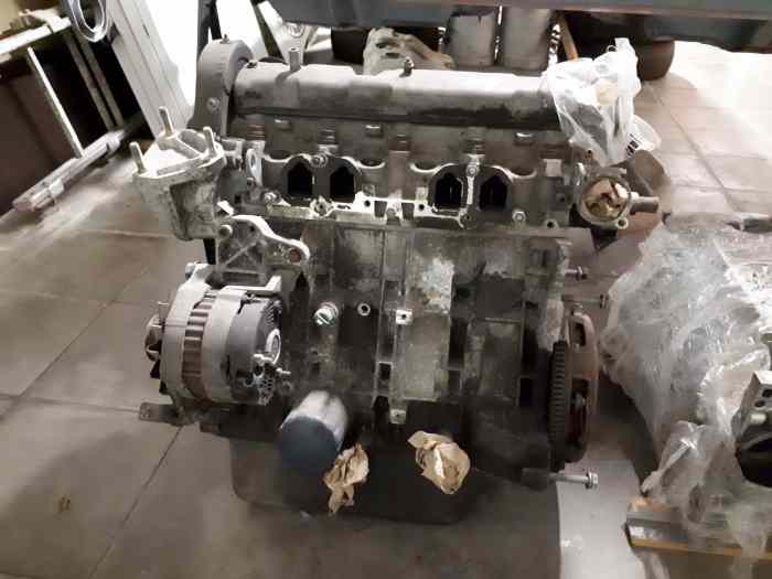 Caisse 205 GTI avec papiers + Pieces 3