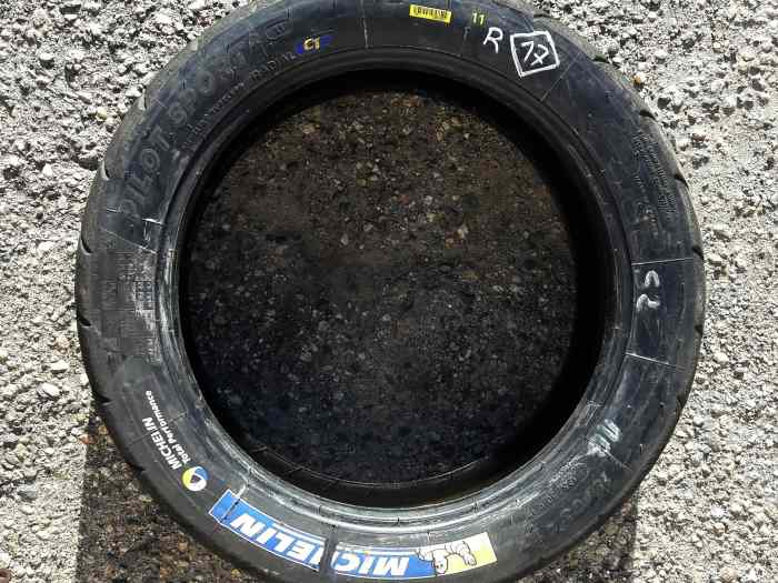 Pneus Michelin R11 en 19-63-17 bon état 1