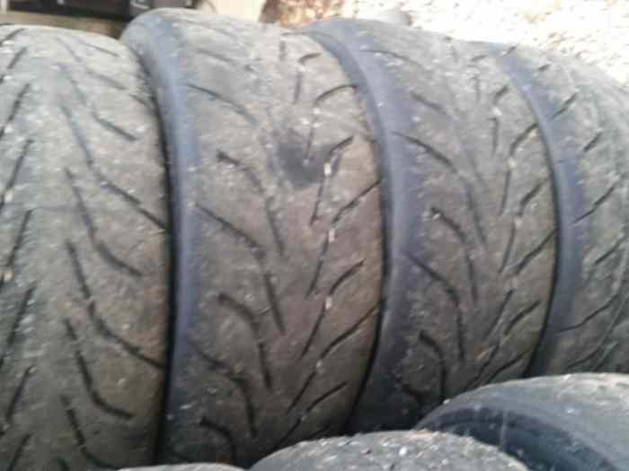 Pneu semi slick 17 pouces