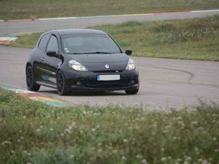 Vend clio 3 RS Phase 2 pour circuit loisirs. – photo 1 sur 5