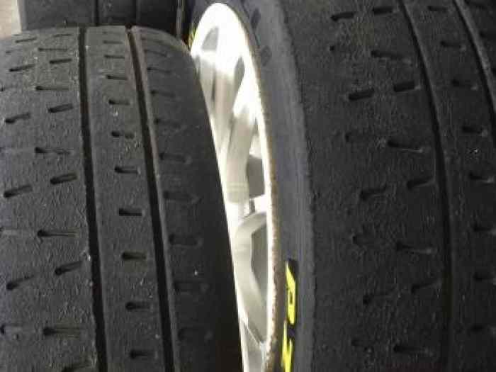 Lot de pneus Pirelli en 17 pouces RK5 RK7 RKW7