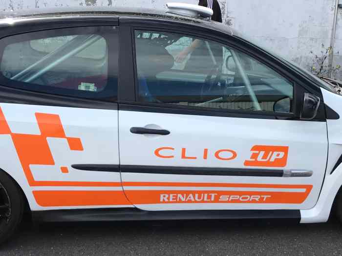 VENDUE - Clio 3 Cup X85 03/2011 en parfait état / révisée - prête à rouler 0