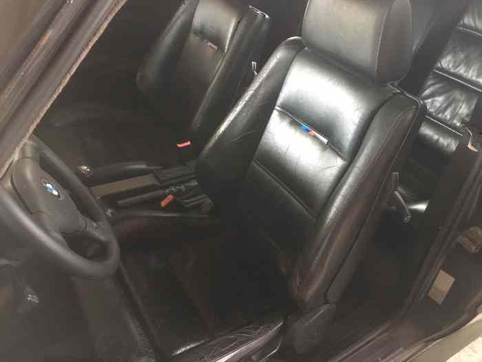 BMW M3 E30 - à restaurer + Lot de pièces 2