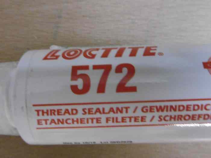 Freinfilet de marque LOCTITE reference 245 couleur bleu ( résistance moyenne ) et Etanchefilet de marque LOCTITE reference 572 couleur blanc ( étanchéité bouchons ) 1