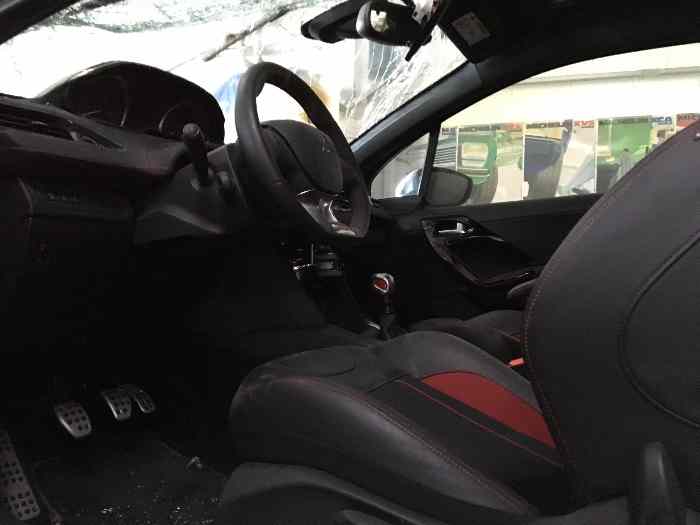 Peugeot 208 gti accidentée 2