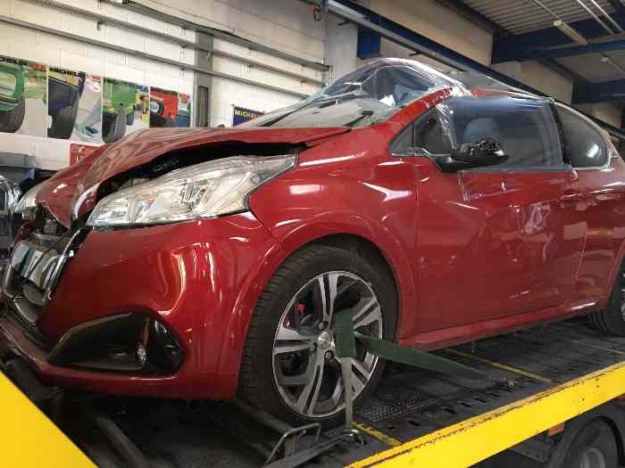 Peugeot 208 gti accidentée 1