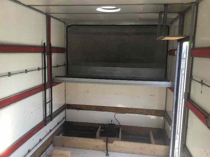 Ford Transit 20m cube avec hayon élévateur et rampes 5