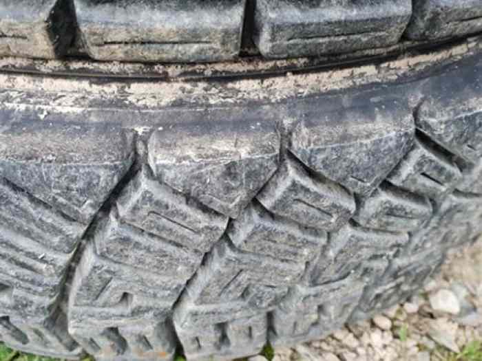 Vend 4 pneus Terre Dmack 185/70 15 ( 16/64 15 ) 2
