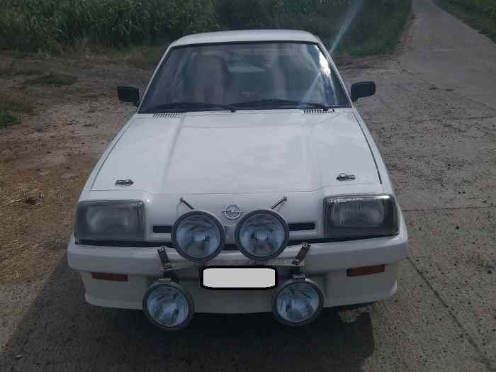 Opel Manta B, année 1981, pont autobloquant,  possède carnet jaune RACB( passeport national belge) . 1