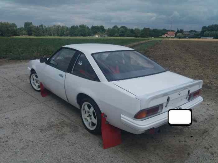 Opel Manta B, année 1981, pont autobloquant,  possède carnet jaune RACB( passeport national belge) . 2