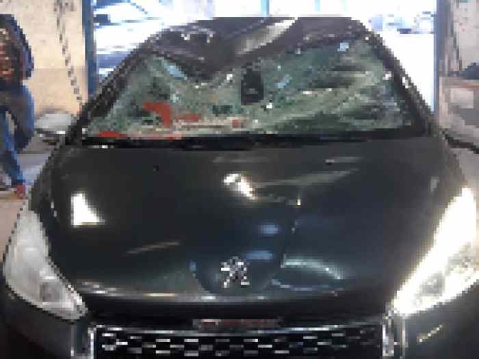 Peugeot 208 GTI accidentée 2