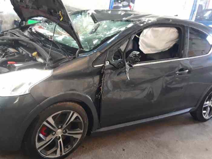 Peugeot 208 GTI accidentée 0