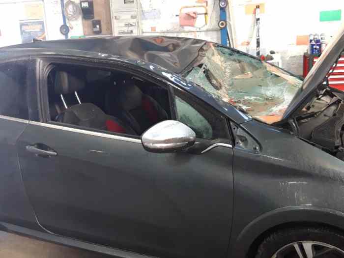 Peugeot 208 GTI accidentée 1