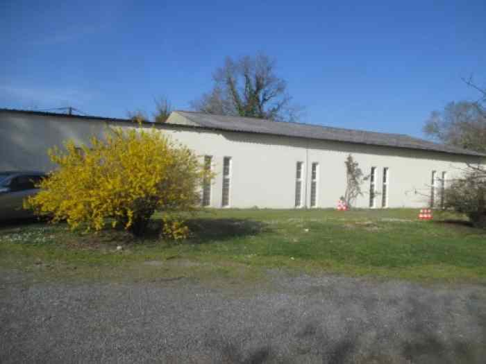 ATELIER LOCAL 550M2 AVEC TOUS L OUTILLAGE  AUTO  + MAISON 250M2 A25KMS DE BORDEAUX AU BORD DE LEAU SUR 1HA 17A – photo 2 sur 6