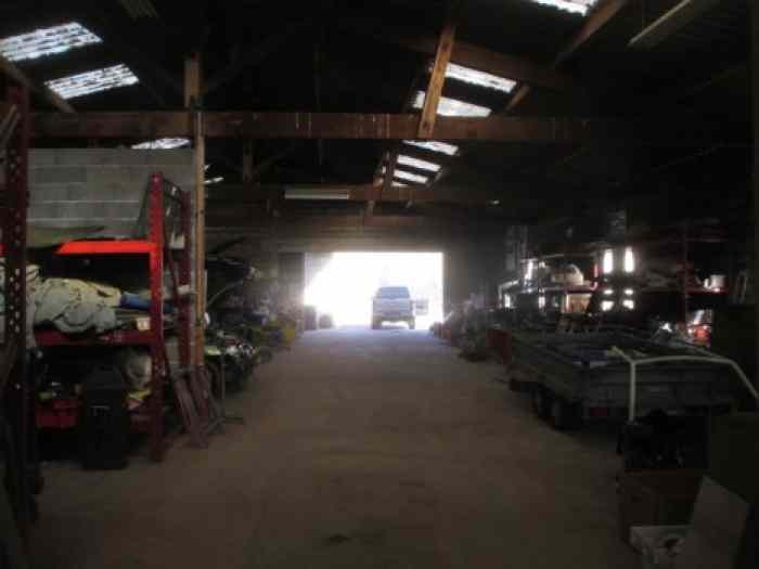 ATELIER LOCAL 550M2 AVEC TOUS L OUTILLAGE  AUTO  + MAISON 250M2 A25KMS DE BORDEAUX AU BORD DE LEAU SUR 1HA 17A – photo 5 sur 6