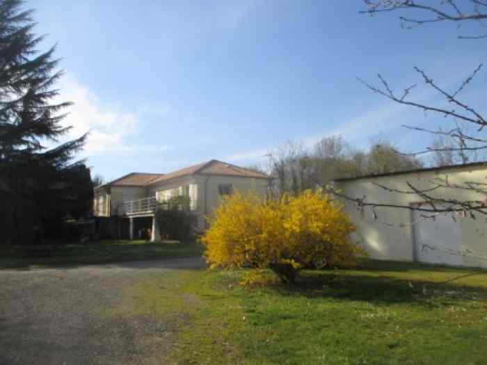 ATELIER LOCAL 550M2 AVEC TOUS L OUTILLAGE  AUTO  + MAISON 250M2 A25KMS DE BORDEAUX AU BORD DE LEAU SUR 1HA 17A – photo 3 sur 6