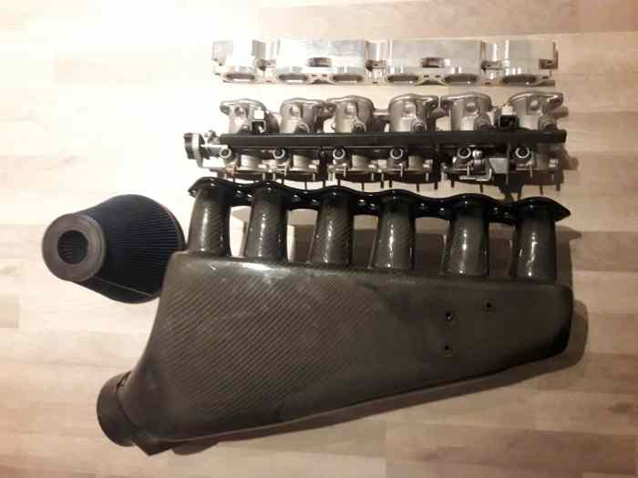 injection 6 papillons bmw m3 avec boite à air carbon