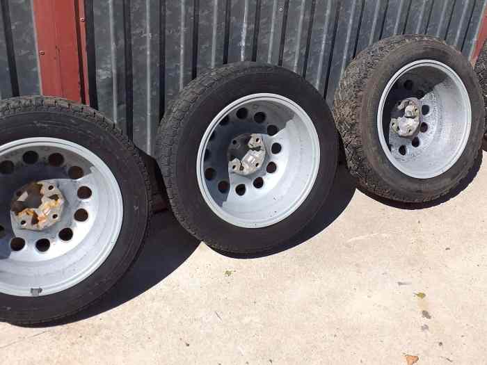 4 roues 205 GTI 1.6 pneus clouté / neige 2