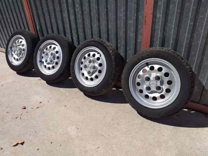 4 roues 205 GTI 1.6 pneus clouté / neige 0