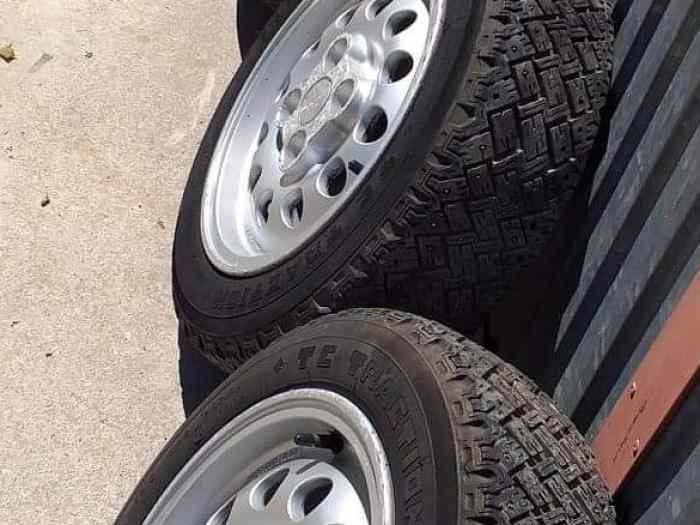 4 roues 205 GTI 1.6 pneus clouté / neige 1