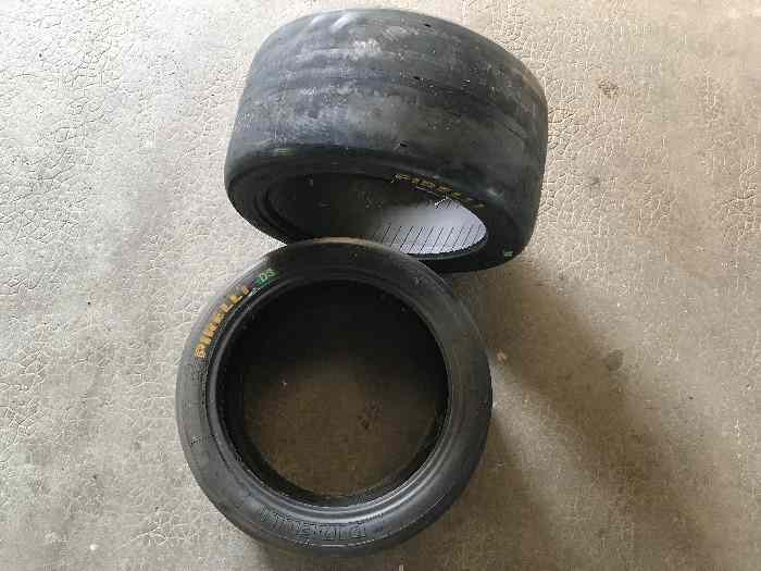 LOT DE 2 PNEUS COURSE EN L