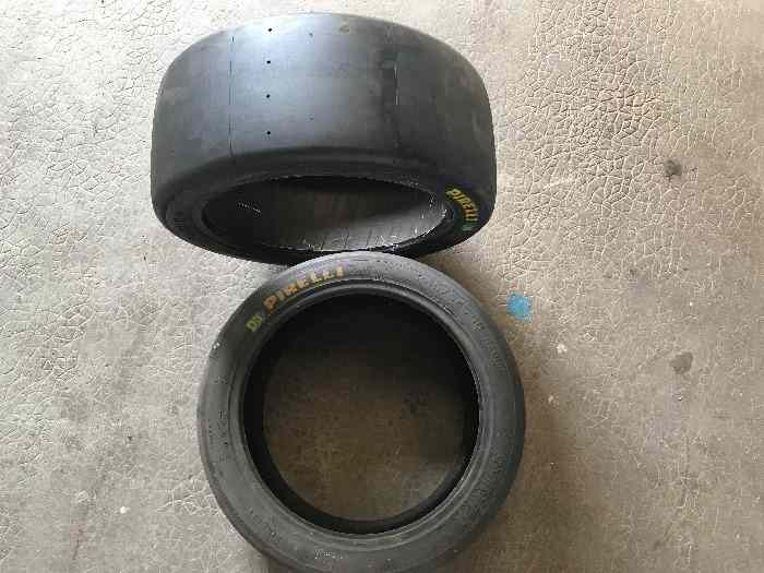 LOT DE 2 PNEUS COURSE EN L