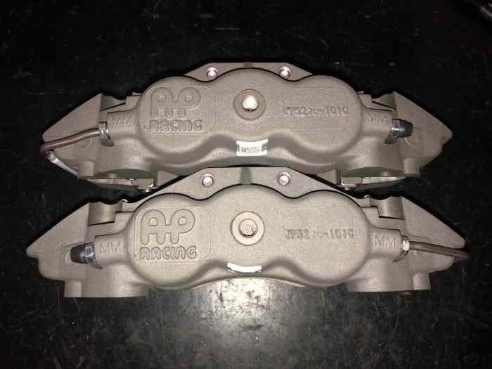 2 étriers AP RACING 6 PISTONS NEUFS POUR DISQUES 350 A 380MM 3