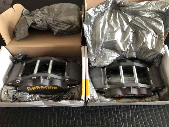 2 étriers AP RACING 6 PISTONS NEUFS POUR DISQUES 350 A 380MM 4