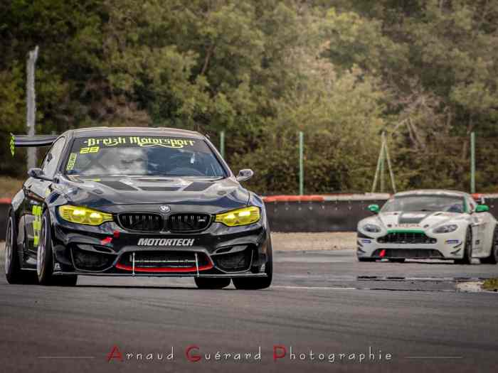 BMW M4 Race car / Trackday car Passeport FFSA / Carte grise 15000km Première main 2016 1