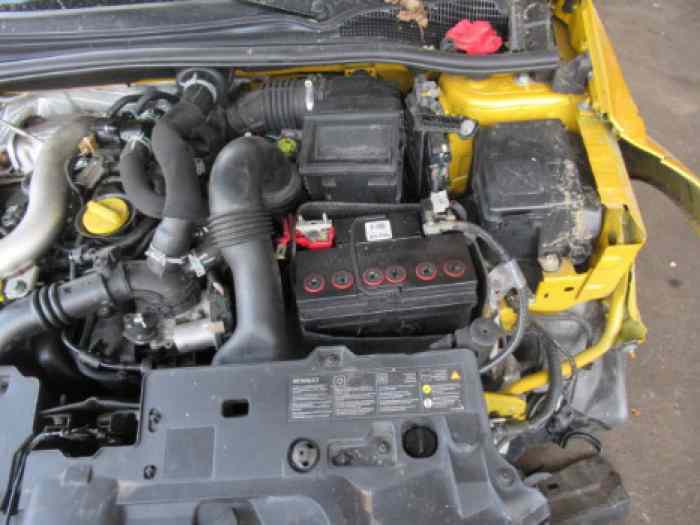 Clio IV RS 1.6T 200cv Boite EDC Pack Cup de Juillet 2013 accidentée VE 5