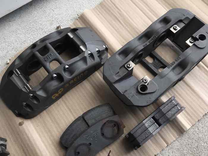 etriers AP Racing 4 pistons 6720 + 3 paires de plaquettes 3