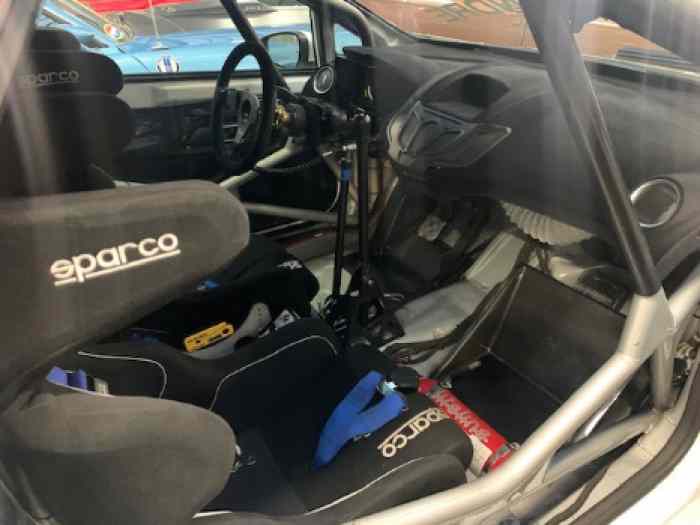 Ford Fiesta R2T + gros lot de pièces 3