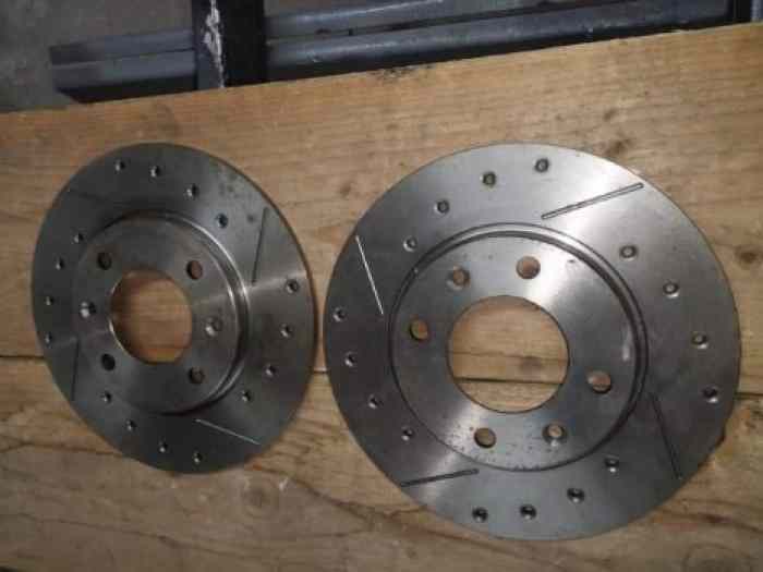 Vend paires de disque arriere 205 gti percé rainuré