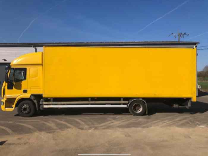 Camion fourgon IVECO EUROCARGO 12 tonnes EURO 5 avec haillon très bon état 140.000 km !!! 4