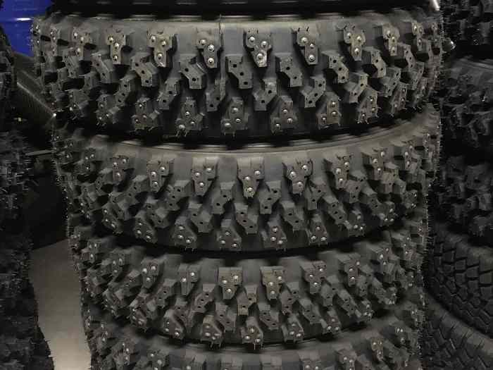 10/65 R16 - x2 pneus clous neufs étroi...