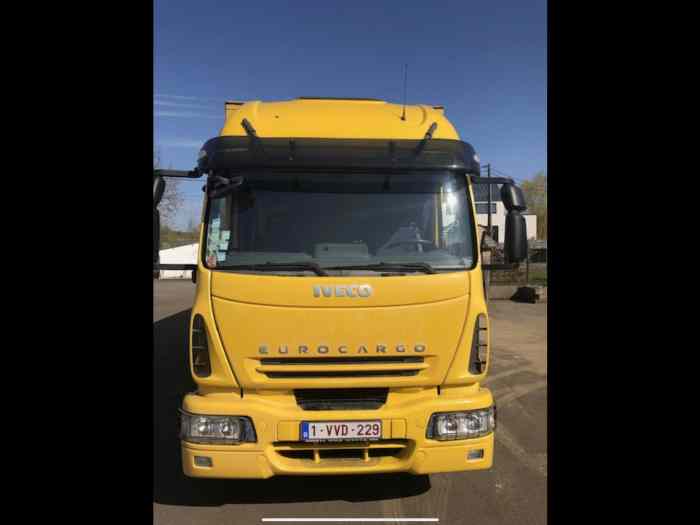 Camion fourgon IVECO EUROCARGO 12 tonnes EURO 5 avec haillon très bon état 140.000 km !!! 2