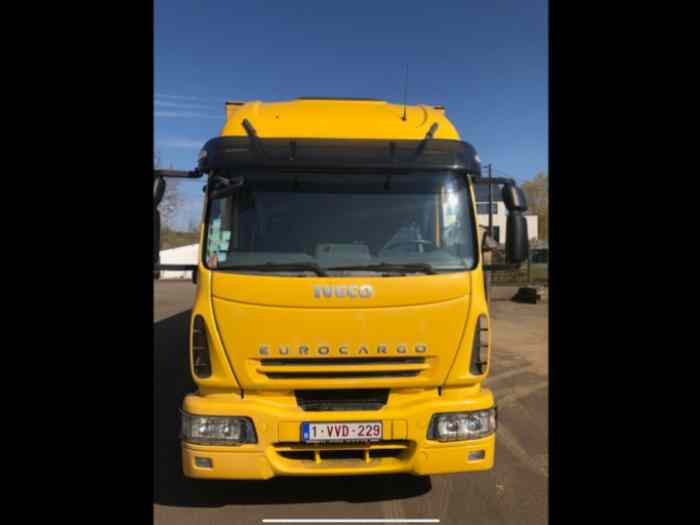 Camion fourgon IVECO EUROCARGO 12 tonnes EURO 5 avec haillon très bon état 140.000 km !!! 0